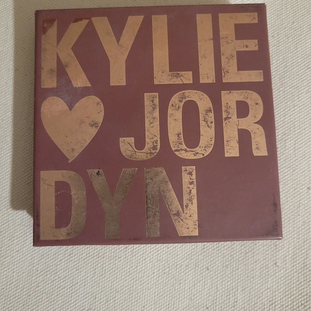 Kylie x Jordyn highlighter pallette